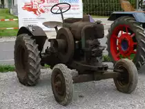 Da muss aber noch was getan werden...:-)) Allgaier R 18 mit 1640 ccm und 18 PS. Baujahr 1949. Aufgenommen w�hrend des  J�mker Kl�n  in Bielfeld-J�llenbeck am 19.09.2010.