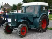 Ein Hanomag Typ R 460. Aus 5700 ccm zieht der Motor sagenhafte 60 PS. Aber f�r das Jahr 1963 gar nicht schlecht f�r einen Traktor. Aufgenommen am 19.09.2010 auf dem  J�mker Kl�n  in Bielefeld.