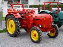 Ein sch�ner Traktor von Porsche. Es handelt sich um einen Typ Super L. Gebaut wurde der Typ vom M�rz 1960 bis zum August 1963. Hier handelt es sich entweder um einen 319 L mit 2625 ccm oder um einen 318 L mit 2467 ccm. Beide Motoren verf�gen �ber 40 PS. Aufgenommen auf dem  J�mker Kl�n  in Bielefeld am 19.09.2010.