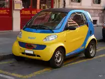 Gelb-Blauer Smart mit Bananenwerbung in Genf am 03.10.2010