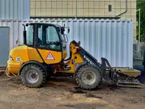 Volvo 125B Radlader mit montierter Gabel von einem Aacherner Baumaschinen verleih am 20.10.2010 auf einer Baustelle nahe am Aachener Hbf.