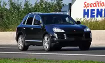 Porsche Cayenne aus den Niederlanden d�st Richtung S�den auf der A61 bei Miel - 04.10.2010