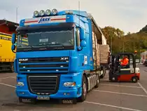 Ein DAF XF 105.410 mit Planenauflieger wird am 21.10.2010 bei einem Baumarkt (die mit dem Biber) auf der Roermonderstrasse in Aachen von einem Nissan Gabelstabler entladen.
