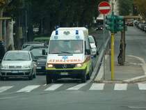 MB Sprinter als Ambulanzfahrzeug unterwegs in Rom, Oktober 2010