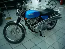 Norton Commando 750, Sportmaschine mit 750ccm, Baujahr 1971, die 1898 in England gegr�ndete Firma baute seit 1913 Motorr�der, dominierte jahrzehntelang das internationale Renngeschehen, ging 1974 in Konkurs,
Oldtimersammlung in B�tzingen, Okt.2010