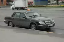 Mit der Sauberkeit nimmt es dieser Taxifahrer nicht so genau. Der Hersteller Gorkowski Awtomobilny Sawod (GAZ). Einer der Eckpfeiler der russischen Automobilgeschichte ist der Hersteller Gorkowski Awtomobilny Sawod (GAZ). Aufgenommen in St.Petersburg am 20.09.2010.