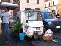 Piaggio Ape gesehen auf einem Wochenmarkt in Rom, Oktober 2010