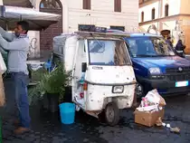 Piaggio Ape gesehen auf einem Wochenmarkt in Rom, Oktober 2010