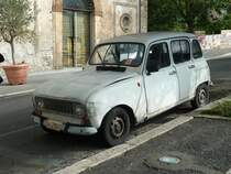 Renault R 4 steht am Strassenrand von Frascati/Italien, Oktober 2010