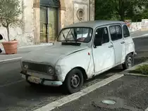 Renault R 4 steht am Strassenrand von Frascati/Italien, Oktober 2010