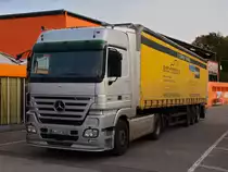 Ein Actros 1851 mit Planenauflieger wartet am 21.10.2010 bei einem Baumarkt (die mit dem Biber) auf der Roermonderstrasse in Aachen auf den Gabelstabler zum Abladen.