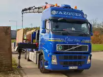 Volvo H�ngerzug beim aufladen von Verbausystem Boxen mit einem Fassi F660XP Ladekran. Der Kran kann bis 18,25m ausgefahren werden und hebt dann noch 2,5to.