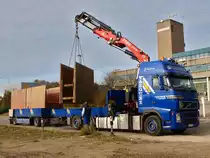 Volvo H�ngerzug beim aufladen von Verbausystem Boxen mit einem Fassi F660XP Ladekran. Der Kran kann bis 18,25m ausgefahren werden und hebt dann noch 2,5to.