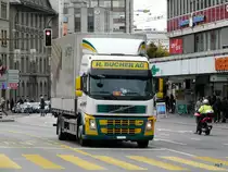 Volvo mit Pritschenaufbau unterwegs in der Stadt Bern am 22.10.2010