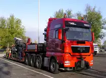 MAN V 8 - TGX 41.680 , hier als Tieflader mit schwerem Ger�t unterwegs - auf einem Rastplatz an der A 45 im Oktober 2010