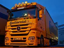 Im Licht einer Strassenlaterne steht dieser Actros 1844 der Spedition Brass mit Planenauflieger am 27.10.2010 vor dem Continentalwerk in Aachen.