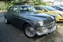 Ein sch�ner, alter Volvo 121 am Eisstadion in Grefrath (August 2010).