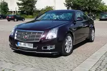 Ein Cadillac CTS der zweiten Bauserie am Eisstadion in Grefrath im August 2010.