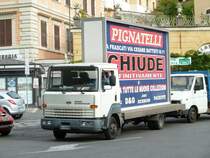 Nissan als Werbetafeltr�ger unterwegs in Frascati, Oktober 2010