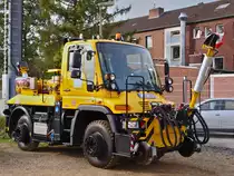 Blitzneuer 2Wegeunimog U400 mit Rangierkupplungen am 29.2010 am Aachener Hbf. Dieses noch seltene Spezialfahrzeug soll bei der Bahn die eine oder andere Rangierlok ersetzten. Auf der Ladefl�che des knapp 12 to. schweren Unimog sind die Tanks und die Luftpumpe f�r die Luftdruckbremse mit dem die Z�ge gebremst werden montiert. Der Unimog kann bis zu 800 to. schwere Z�ge bewegen.