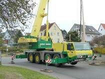 Faun-Kranwagen von wehner motors aus Uttrichshausen stellt den Kirmesbaum in 36100 Petersberg-Marbach auf, 30.10.2010