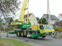 Faun-Kranwagen von wehner motors aus Uttrichshausen stellt den Kirmesbaum in 36100 Petersberg-Marbach auf, 30.10.2010