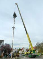Faun-Kranwagen von wehner motors aus Uttrichshausen stellt den Kirmesbaum in 36100 Petersberg-Marbach auf, 30.10.2010