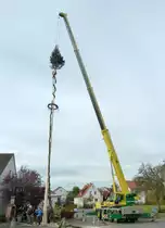 Faun-Kranwagen von wehner motors aus Uttrichshausen stellt den Kirmesbaum in 36100 Petersberg-Marbach auf, 30.10.2010