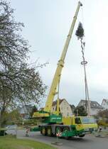 Faun-Kranwagen von  wehner motors  aus Uttrichshausen stellt den Kirmesbaum in 36100 Petersberg-Marbach auf, 30.10.2010