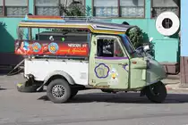 Tuk Tuk vor dem Bahnhof von Trang am 25.Oktober 2010. Diese dreiraedrigen Gefaehrte werden von einem 2-Taktmotor angetrieben, der wenn man vom Gas geht, das typische  Tuk-Tuk-Tuk  Geraeusch von sich gibt, welches diesen Gefaehrten Ihren Namen gab.
