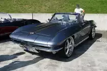 Eine Corvette C2  Sting Ray  Cabrio auf der US-Car-Show in Grefrath im August 2010.