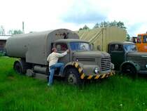 STEYR586 wird  inspiziert ,und dabei festgestellt, da� schon ein gro�er Unterschied zu den heutigen Fahrzeugen herrscht; 2004-05-16