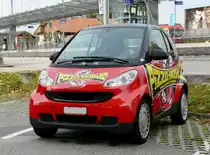 Roter Smart mit Werbung in Sch�nb�hl am 22.10.2010