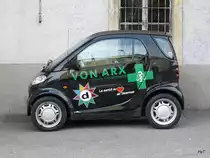 Schwarzer Smart mit Werbung in Tavannes am 30.10.2010