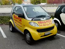 Grau - Gelber Smart mit Werbung in Sch�nb�hl am 22.10.2010