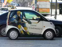 Schwarz - Weisser Smart mit Werbung in Langnau am 29.10.2010