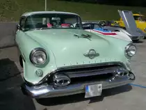 Ein Oldsmobile Rocket 88 (Eighty-Eight)  Holiday , gebaut Mitte der 1950er Jahre, auf der US-Car-Show in Grefrath im August 2010.