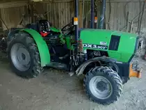 Deutz DX 3.30, Schmalspurtraktor mit 3-Zyl.Dieselmotor und 54PS, wurde gebaut von 1997-2003, Sept.2010