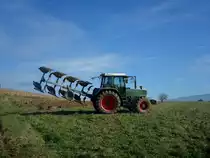 Fendt Favorit 510C, Allradschlepper mit 6-Zyl.Turbodiesel und 125PS, beim Pfl�gen mit 4-Schar-Wendepflug, Okt.2010 bei Freiburg