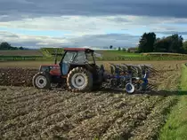 Fiat 65-94, 65PS Allradschlepper beim Pfl�gen mit 3-Schar-Wendepflug,
Okt.2010