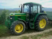 John Deere 6210, Allradschlepper mit 4-Zyl.TurboDiesel, 90PS, Baujahr 1997-2003, gesehen bei der Weinernte im Markgr�flerland, Okt.2010