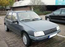 Alter Peugeot 205, in Lehrte am 20.10.2010.