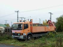 Mercedes LKW, mit Ladekran in Lehrte am 20.10.2010.