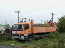 Mercedes LKW, mit Ladekran in Lehrte am 20.10.2010.