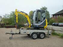 Klein Bagger auf einen Hnger in Ex-BW Lehrte, am 20.10.2010.