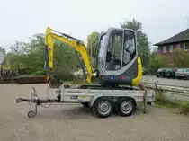 Klein Bagger auf einen H�nger in Ex-BW Lehrte, am 20.10.2010.