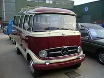 Mercedes Benz O 319 Luxusreisebus. 1957 - 1961. Hier wurde die Variante mit dem 4-Zylinderbenzinmotor abgelichtet. Der Motor leistet aus 1.897 cm� 65 PS. Der serienm��ig mit Dachrandverglasung und Faltschiebedach ausgestatte Kleinbus verf�gte �ber zehn Fahrgastsitzpl�tze. Der O 319 Luxusreisebus war ab DM 17.310,00 zu bekommen. Die Dieselmotorrisierung kostete DM 190,00 Aufpreis. Techno Classica.