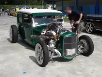 Dieses Streetrod drehte eine Runde auf der Grefrather Eisbahn. Das ist wortw�rtlich Technik zum Anfassen; eine Motorhaube passt hier nicht mehr drauf, aber wenn der Motor noch gr��er wird, kann man auch nicht mehr nach vorne sehen...