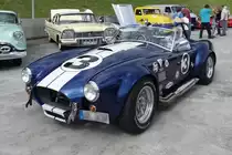Noch eine AC Cobra mit der Startnummer 3, die auf der Eisbahn eine Runde dreht, es ist aber nicht die selbe wie auf dem anderen Bild!