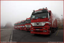 Steinhaus Fruchtkonserven aus Remscheid-Lennep produziert seit 1926 und hat sich  zum fhrenden Konservenhersteller fr Groverbraucher entwickelt. Das Angebot umfasst 30 Fruchtsorten und die Auslieferung erfolgt mit eigenem Fuhrpark. Im Bild ein ACTROS 2548(?) Hngerzug. (01.11.2010)